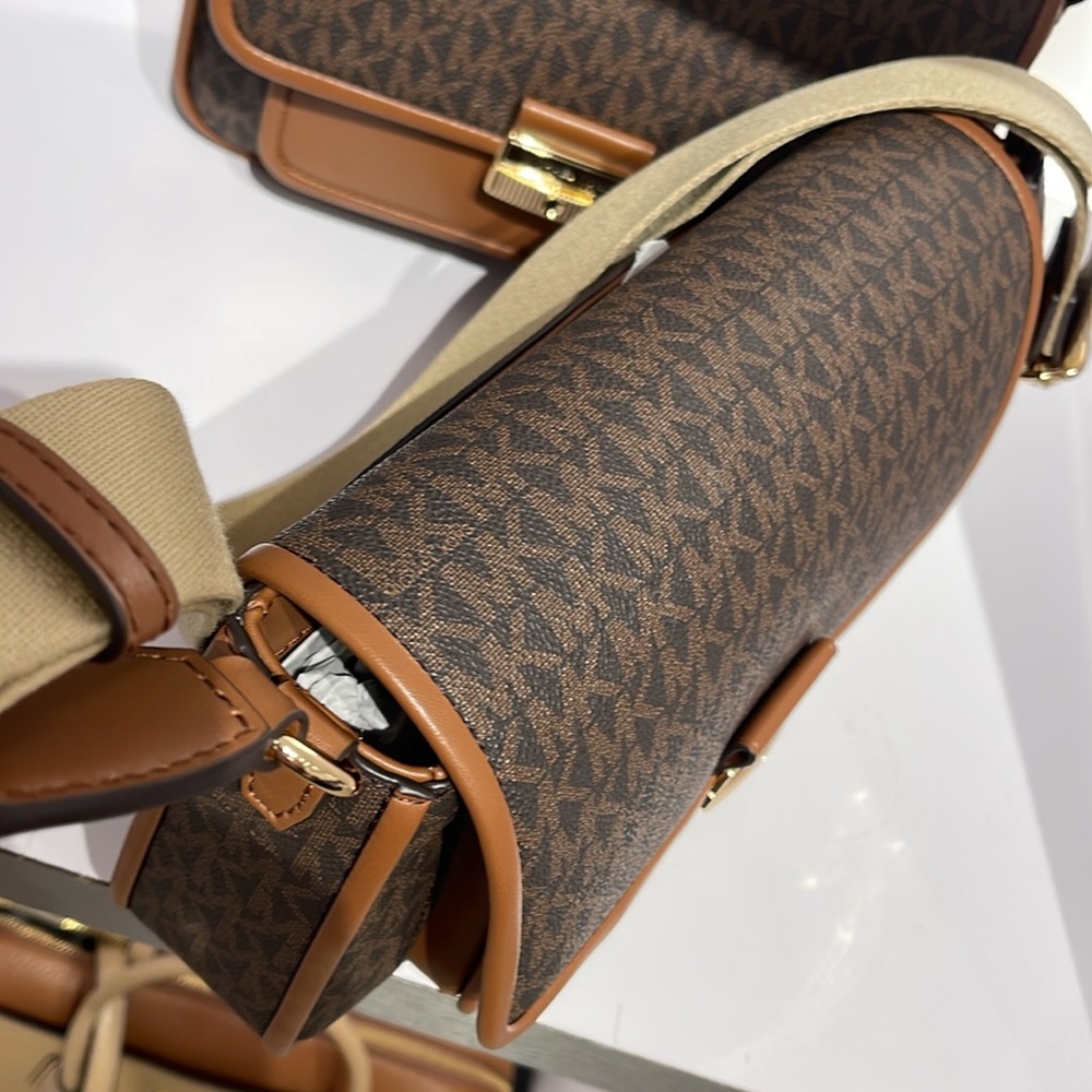 Michael Kors Bradshaw Medium Signature Logo Messenger Bag
Brown 
NWT - Picture 4 of 16